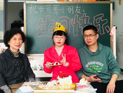 儿子读幼儿园，有同学生日搞聚会邀请我儿子参加，需要带礼物去吗，什么什么好？(幼儿园同学过生日邀请去家里玩带什么去比较好)-图3