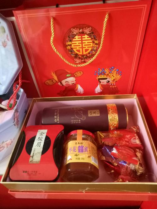 结婚一般家庭都用什么烟和酒来招待客人？(结婚用什么烟酒比较好)-图1