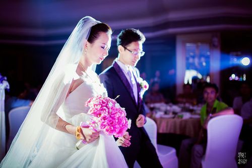 现代婚礼的主要几种形式？(现代婚礼是什么样的礼仪)-图1