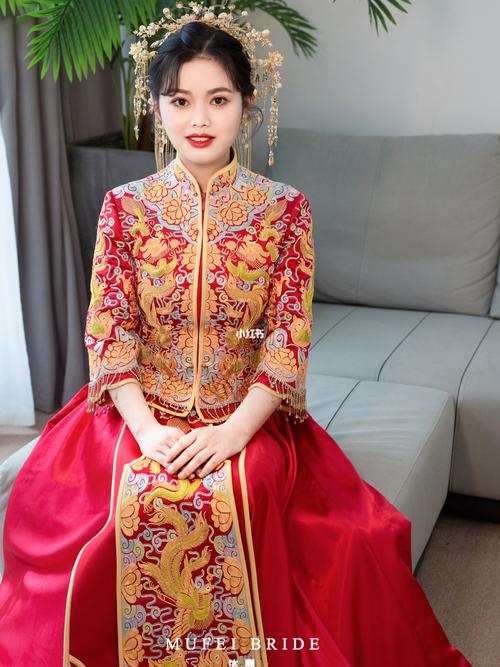 结婚新娘子穿什么衣服？(新娘结婚穿什么衣服合适)-图2