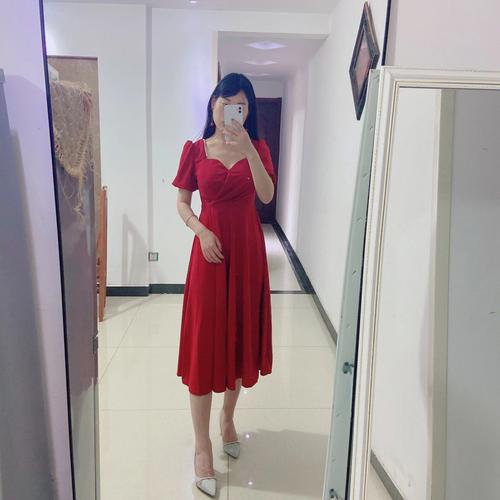 定亲女方穿什么衣服？(女孩子订婚穿什么衣服合适?)-图2