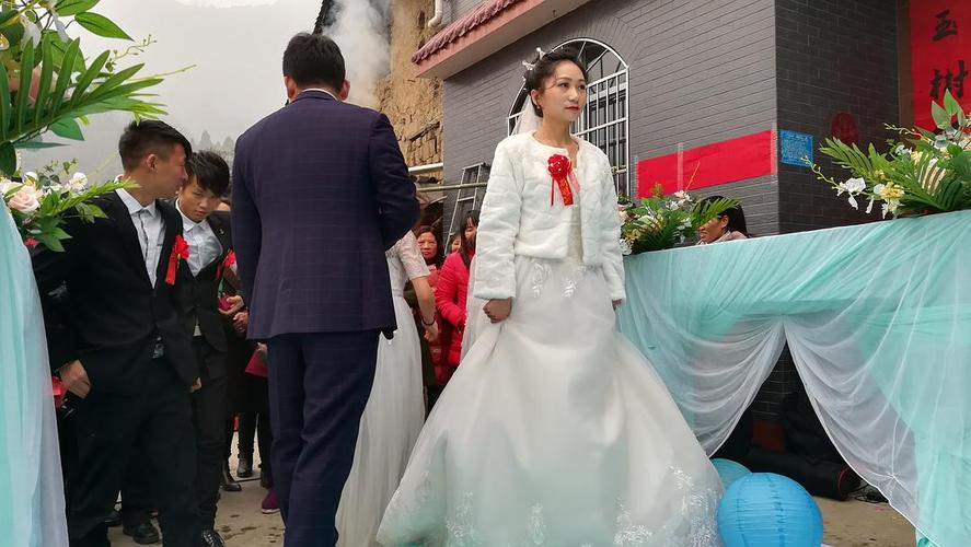 在农村结婚应该穿什么衣服？(乡下结婚时应该穿什么衣服)-图1