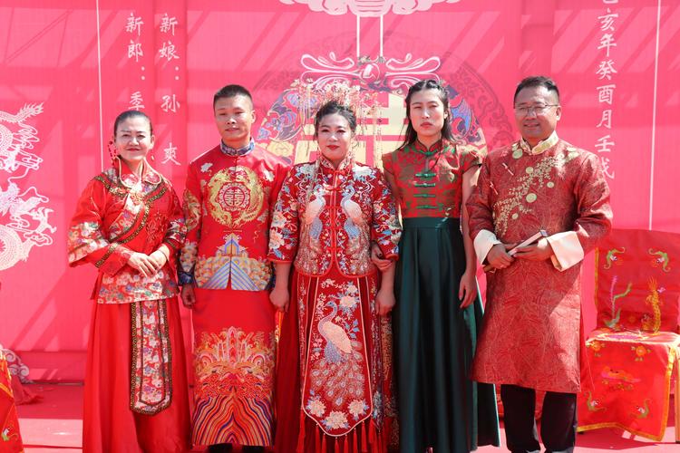 中式婚礼女主持人应该穿什么服装？(中式婚礼司仪穿什么衣服)-图1