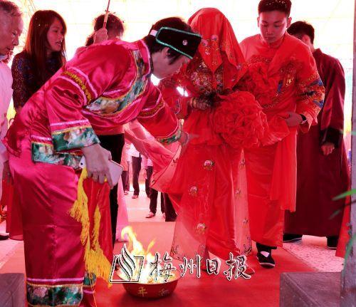 结婚当天媒人要做什么事？(媒婆在结婚当天做什么事)-图3