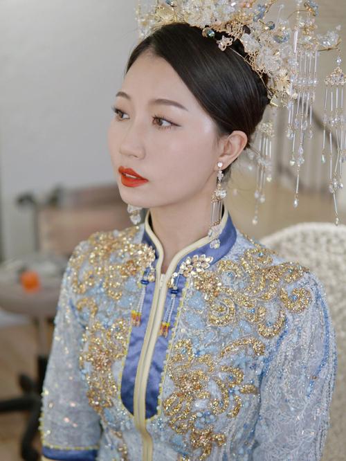 结婚当天早上去化妆，应该穿什么衣服？(新娘化妆穿什么衣服)-图3