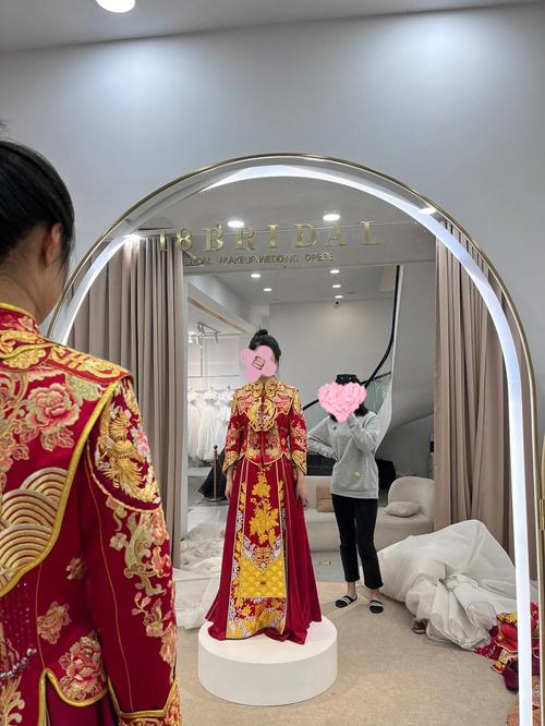 中式婚礼主婚纱怎么选？(主婚纱一般选什么颜色好看)-图1