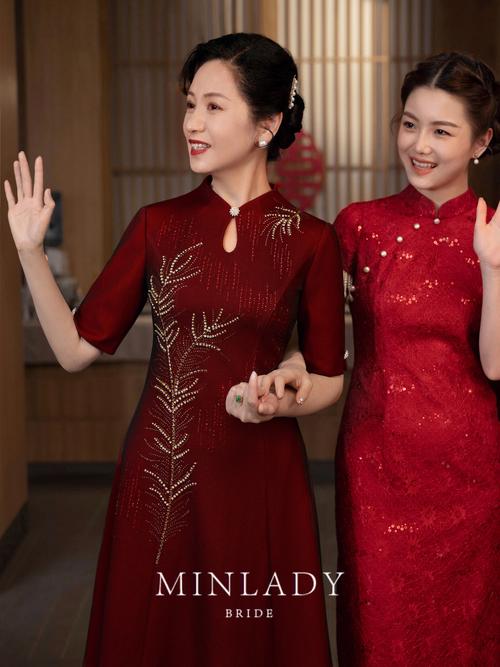 结婚妈妈穿的衣服？(母亲婚礼穿什么衣服合适)-图3