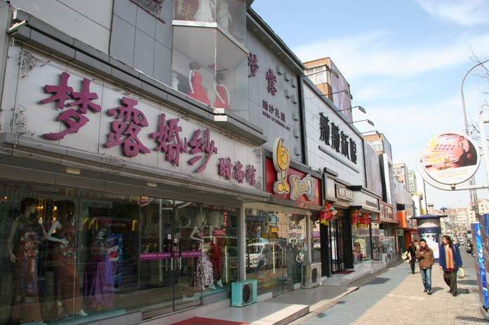 青岛婚纱一条街是哪里？(青岛婚庆市场在什么地方进货)-图2