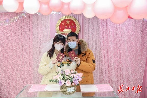 领结婚证家里怎么布置有仪式感？(婚庆粉色主题背景)-图1