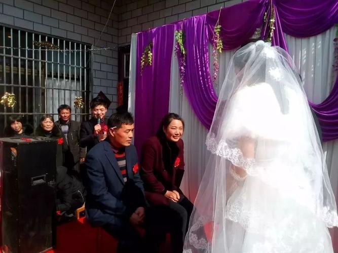 直击地方婚礼现场各种风俗大揭秘？(婚礼现场图片)-图2