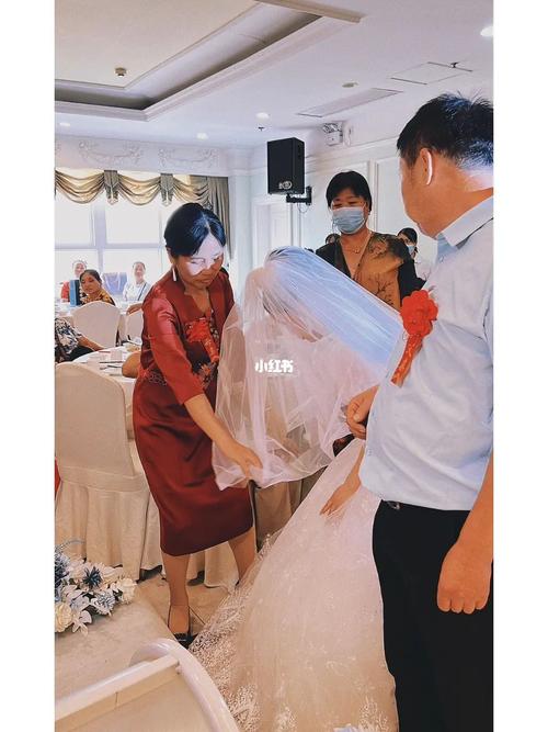 婚礼妈妈盖头纱主持词？(婚礼掀头纱主持词)-图1