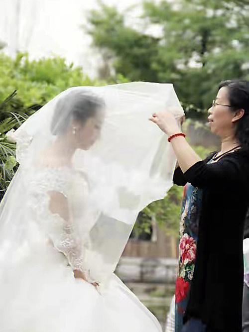 婚礼妈妈盖头纱主持词？(婚礼掀头纱主持词)-图2