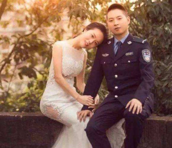 警察结婚新郎为什么穿警服。有些新郎新娘结婚为什么不穿新郎礼服和婚纱,而是穿平时穿的休闲装？(新郎礼服图片)-图1