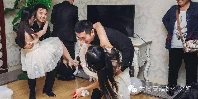 结婚当天如何刁难新郎伴娘整新郎的妙招？(结婚伴娘整新郎)-图2