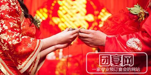 古代结婚父母祝福语？(古时候新郎牵新娘的红绸)-图1