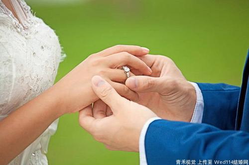 婚戒的意思和含义？(英译 新郎给新娘戴戒指)-图2