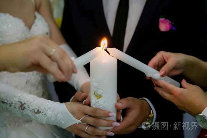 结婚新郎婚房的蜡烛谁拿？(婚礼上新郎点蜡烛)-图1