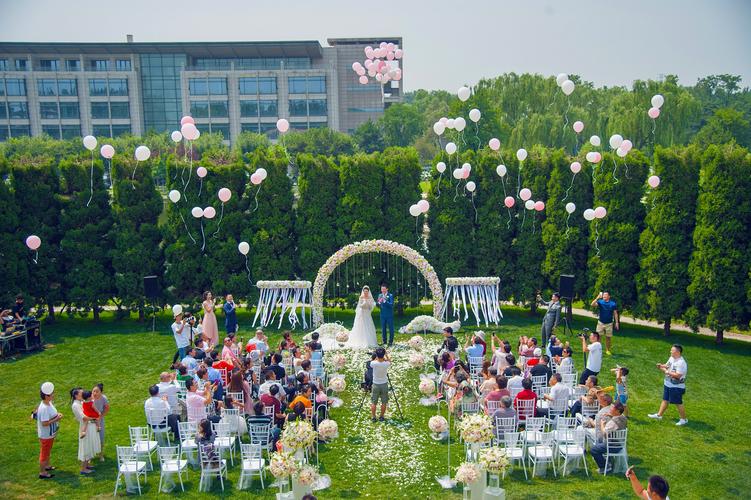 15米*15米的草坪可以办婚礼吗？(草坪婚礼新郎)-图1