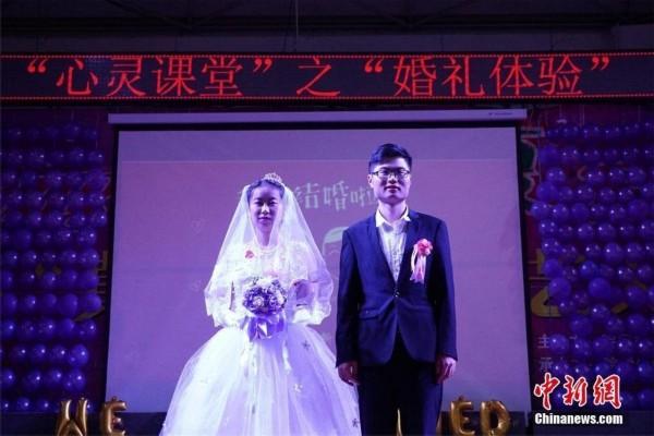 颁发结婚证致辞？(给新娘新郎发证致辞)-图1