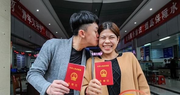 广西相亲交友找对象？广西壮族男女多大可以领结婚证？-图1