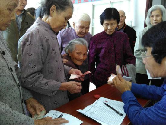 南京外地女性56周岁可以办老年卡？南京不满70岁每月高龄补贴去那里办理？-图2