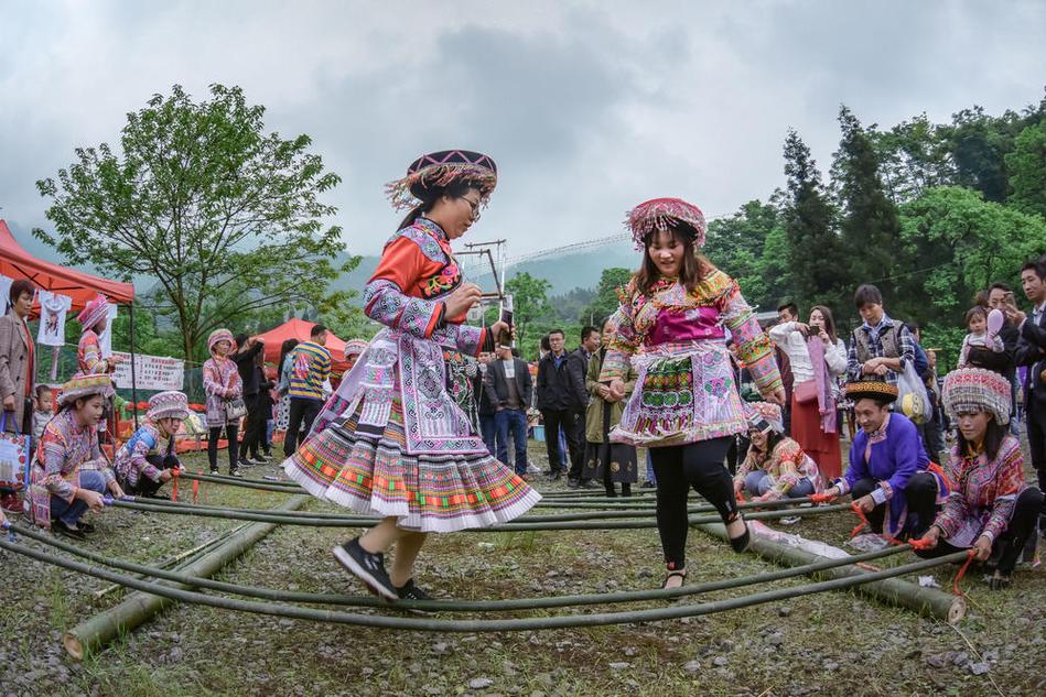 黎族苗族传统节日？到四川旅游，有什么特色的旅游产品带回去？-图3