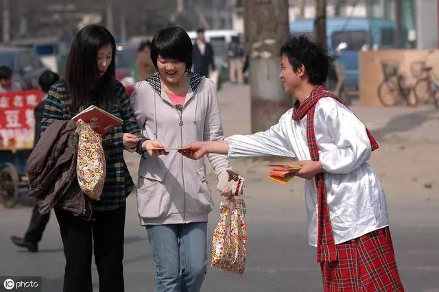 走在路上有人发传单给你，你是选择接还是不接？单身交友广告上的女孩-图1