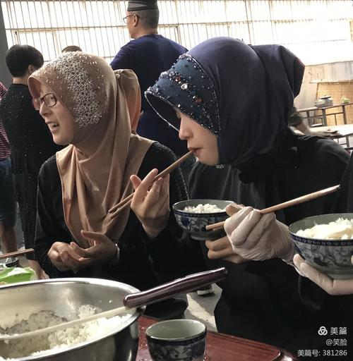 回族女孩怎么追？我女朋友他妈回族他爸汉族，她是回族，但是他竟然可以吃禁忌的食物？-图1