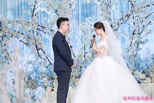 2021年婚礼新郎新娘唱歌出场怎么主持？（新娘自己主持婚礼）-图1