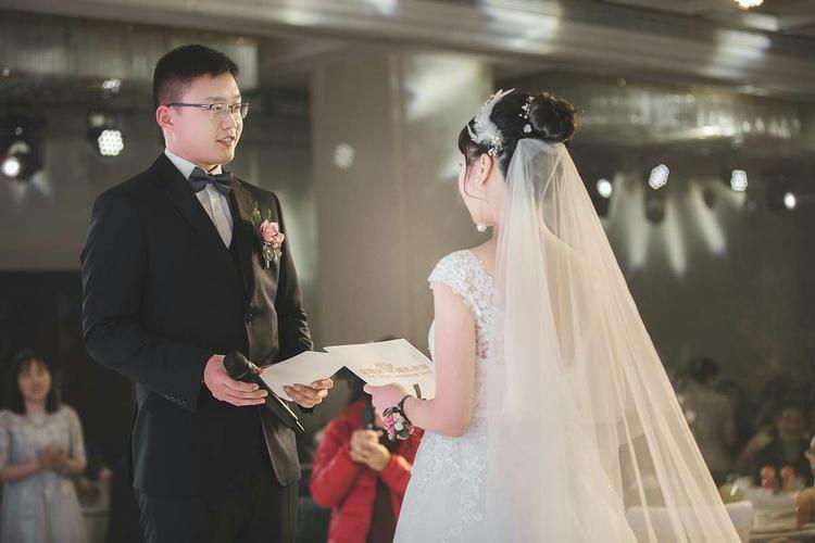 2021年婚礼新郎新娘唱歌出场怎么主持？（新娘自己主持婚礼）-图3