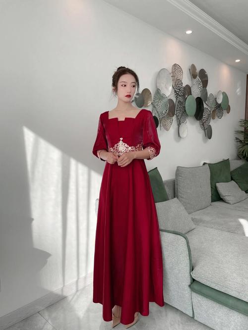 婚礼应该怎么穿衣服？（参加婚礼应该穿什么）-图1