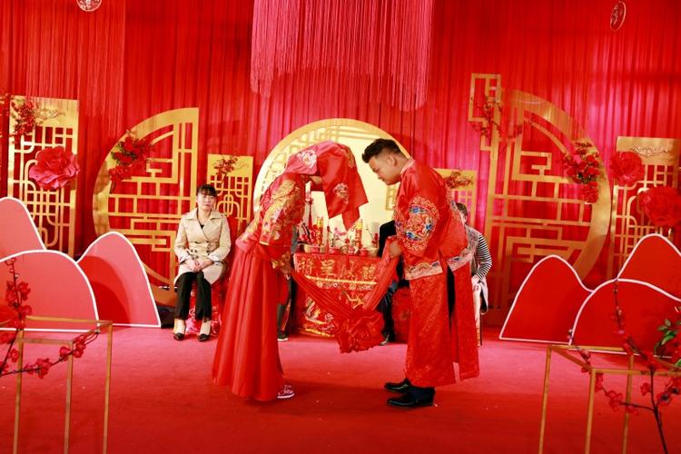 中国传统结婚礼里的夫妻三叩首各是什么意思？（中国的婚礼习俗）-图3