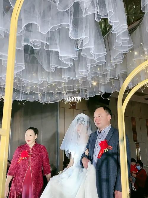 新娘爸爸不在了妈妈可以上婚礼台吗？（婚礼走台）-图2