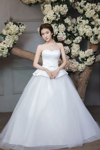 婚礼当天穿什么婚纱礼服好？（婚礼礼服选择）-图1