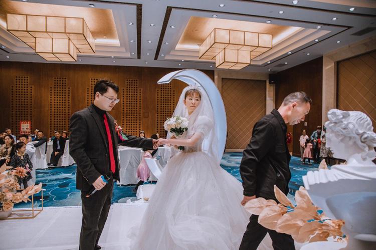 婚礼共同入场怎么转身？（婚礼入场式）-图3