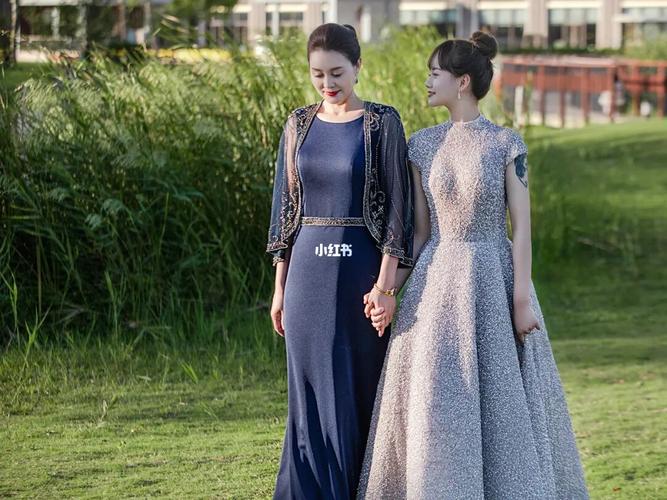 参加婚礼穿什么衣服比较好？（参加草坪婚礼衣着）-图1