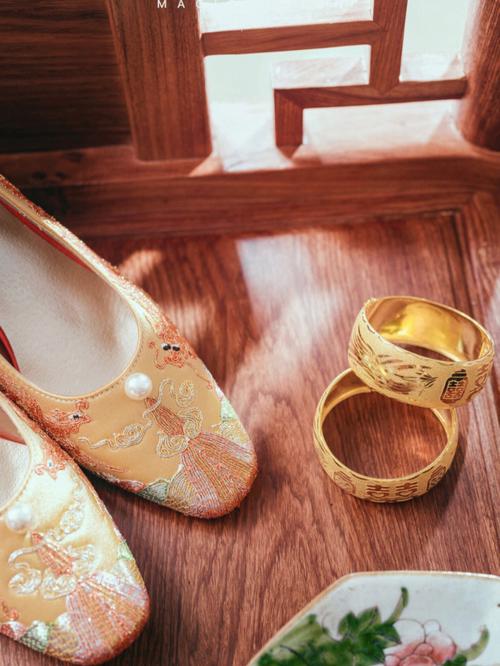 中式婚礼礼服及鞋和配饰都有哪些？（中式婚礼物品）-图1
