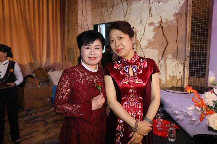 亲家第一次见面 女方父母穿什么颜色的？（婚礼父母着装图片）-图3