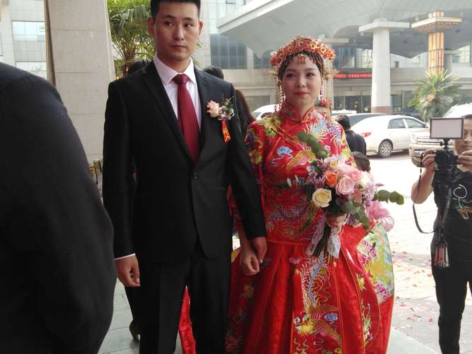 新婚快乐!2012年1月5号黄世民与朱琼花的婚礼大家知道吗?兄弟姐妹们送上你们的祝福吧!祝福征集中？（2012特色婚礼现场）-图1