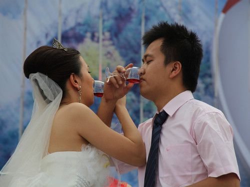 婚礼喝交杯酒还是共同举杯？（婚礼交杯酒简短浪漫）-图3