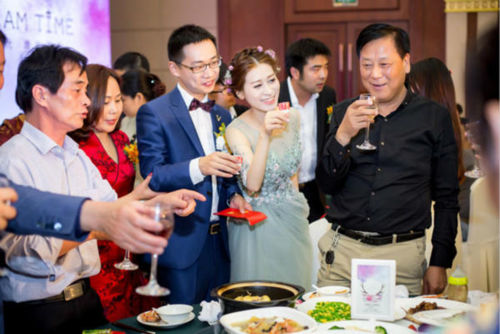 婚礼后答谢宴酒桌敬酒说什么？（办婚礼答谢宴）-图2