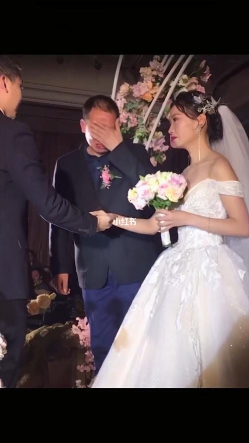 男方父亲过世，母亲再嫁，婚礼上仪式该怎么办？（父亲婚礼感人）-图1