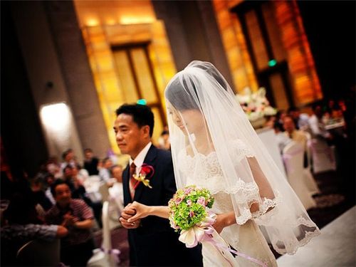 男方父亲过世，母亲再嫁，婚礼上仪式该怎么办？（父亲婚礼感人）-图3