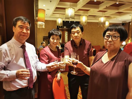 婚礼上双方父母给来宾怎么敬酒？（来宾 婚礼 父母）-图1