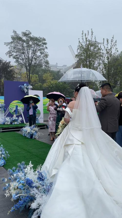 如果办户外婚礼当天下雨怎么办？（户外婚礼 雨）-图2