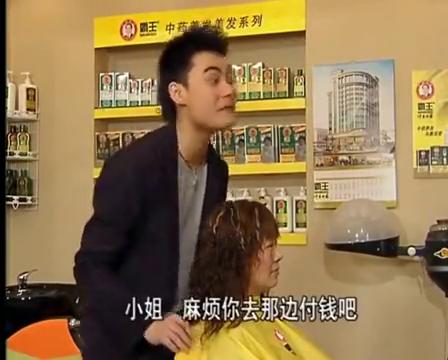 《外来媳妇本地郎》演员中的洗剪吹真名叫什么？（婚礼司仪崔）-图2