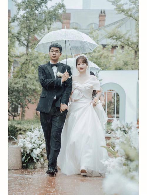 阴雨天参加婚礼穿什么衣服？（田园浪漫婚礼）-图1