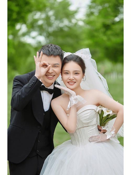 草坪婚礼也太有感觉了吧！草坪婚礼适合什么样的婚纱啊？（适合草坪婚礼的婚纱）-图3