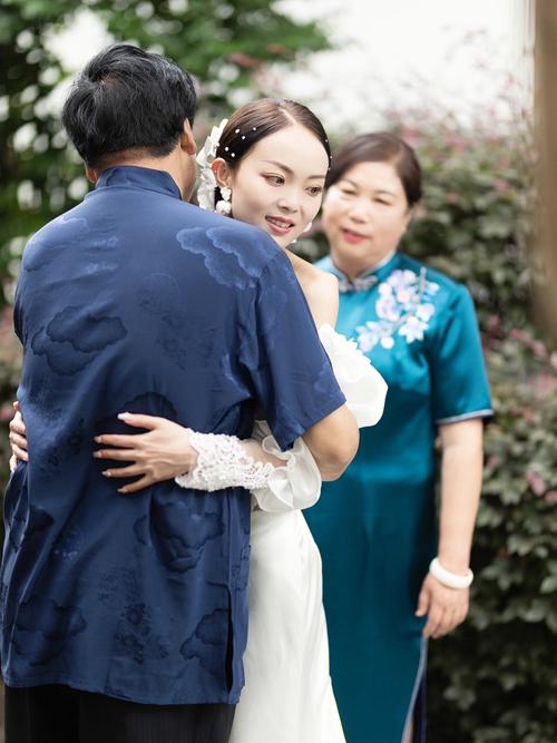 婚礼上父亲母亲穿什么衣服？（妈妈参加婚礼服装图片）-图3