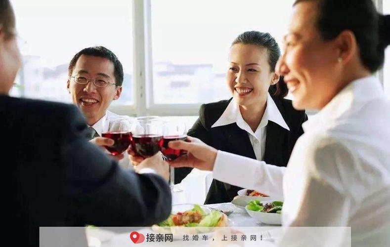 双方父母在一起吃饭敬酒先敬谁？（婚礼双方父母敬酒顺序）-图1